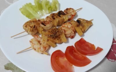 Brocheta de pollo y gambones
